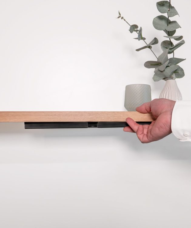 Wandregal mit integriertem Safe geschlossen