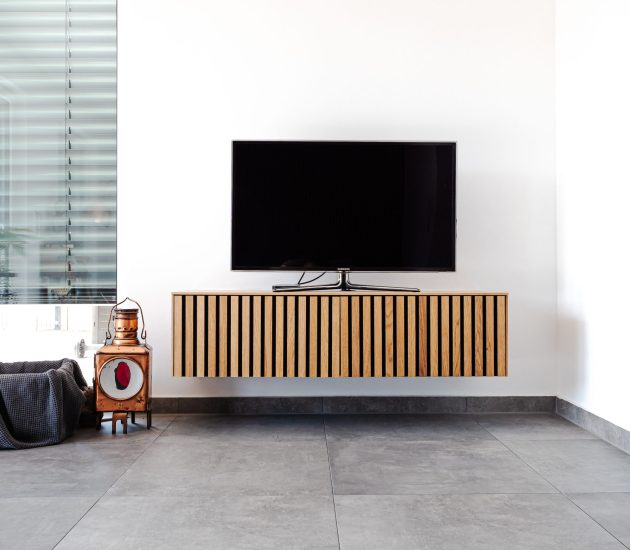 Schwebendes TV Board mit Holzpaneelen Optik