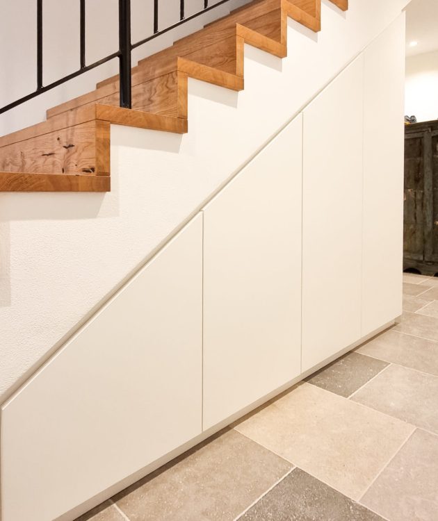 Schlichter weißer Treppenschrank