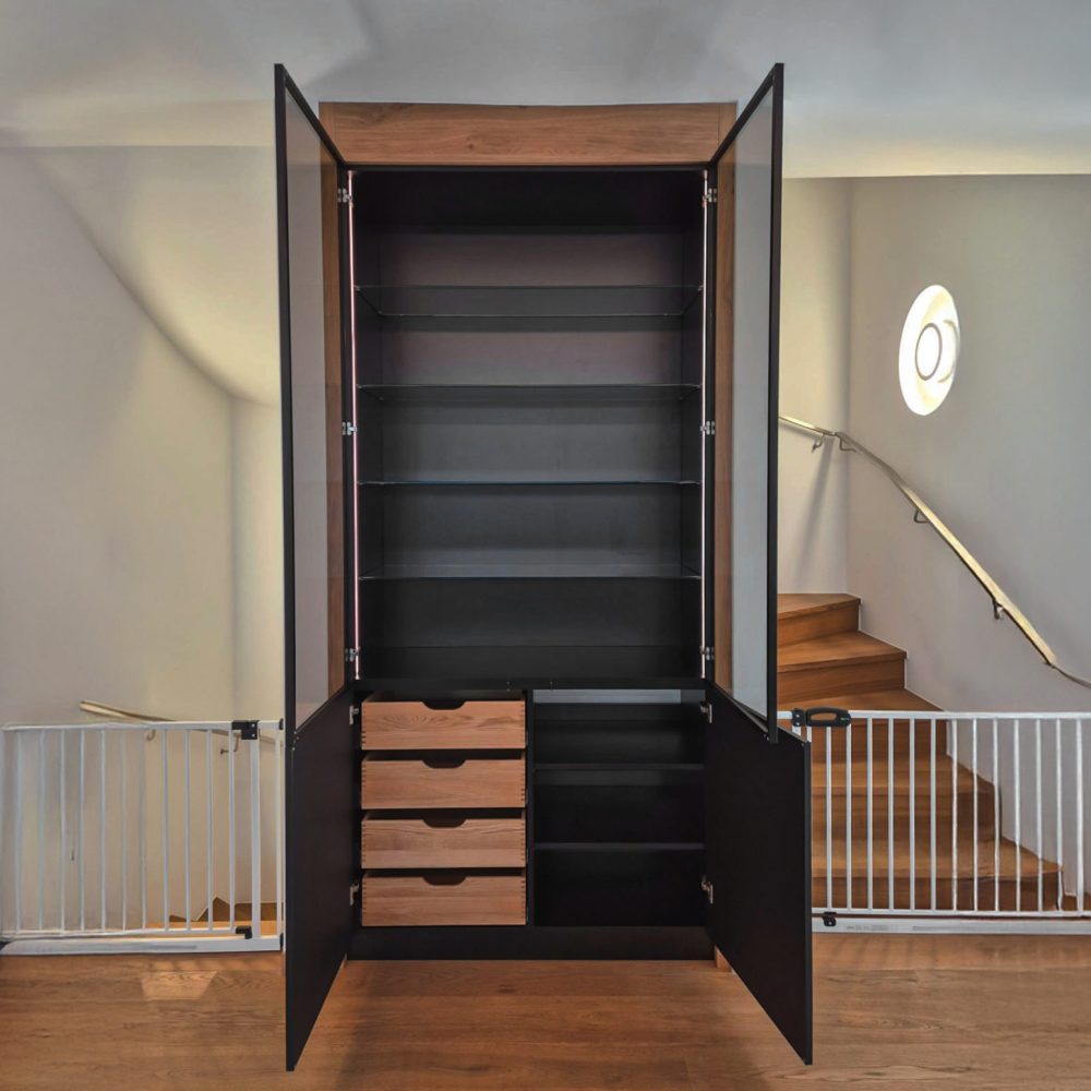 Niche cabinet in black with glass front