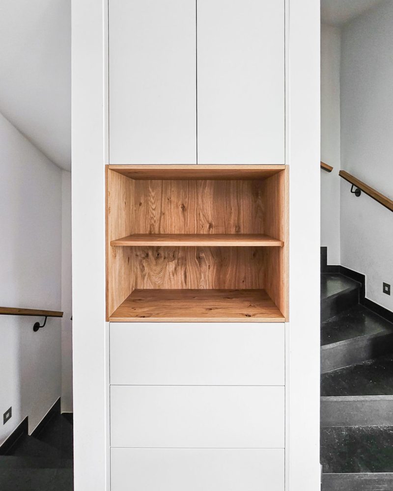 Niche cabinet white matt with oak inlay