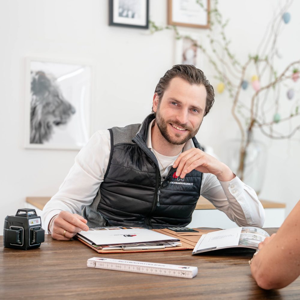 Carpenter Thomas Gührs at the consultation in Nuremberg
