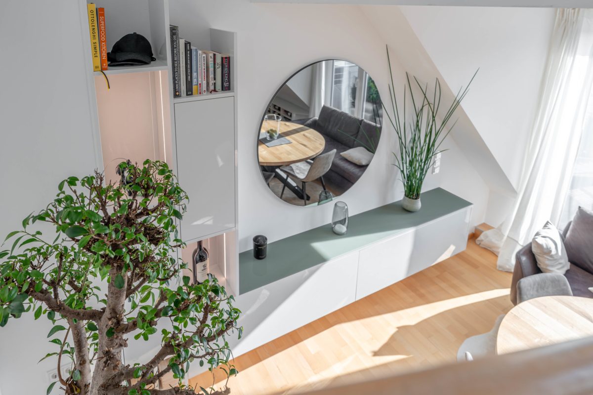 Floating wall unit in glossy white