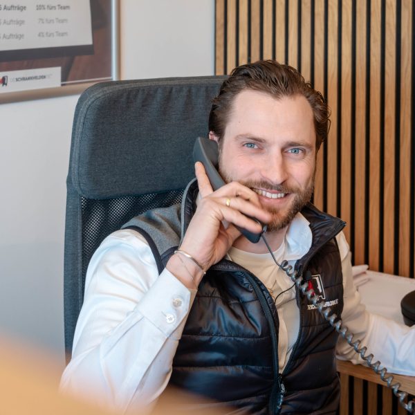 Phone call from Cabinetheroes and carpenter Thomas Gührs