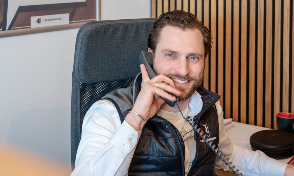 Phone call from Cabinetheroes and carpenter Thomas Gührs