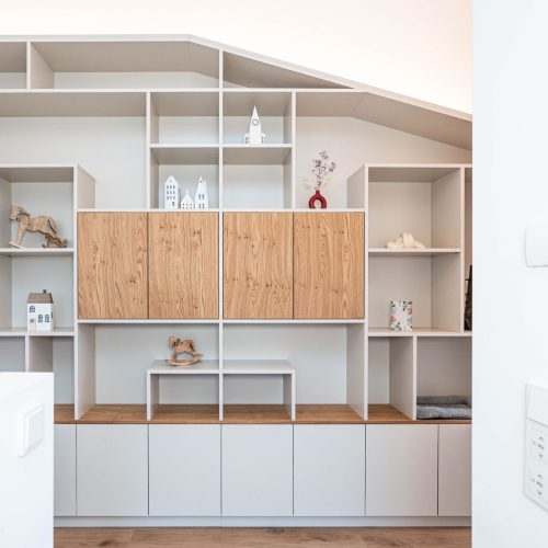 Hallway cabinet in beige with fresco doors in oak