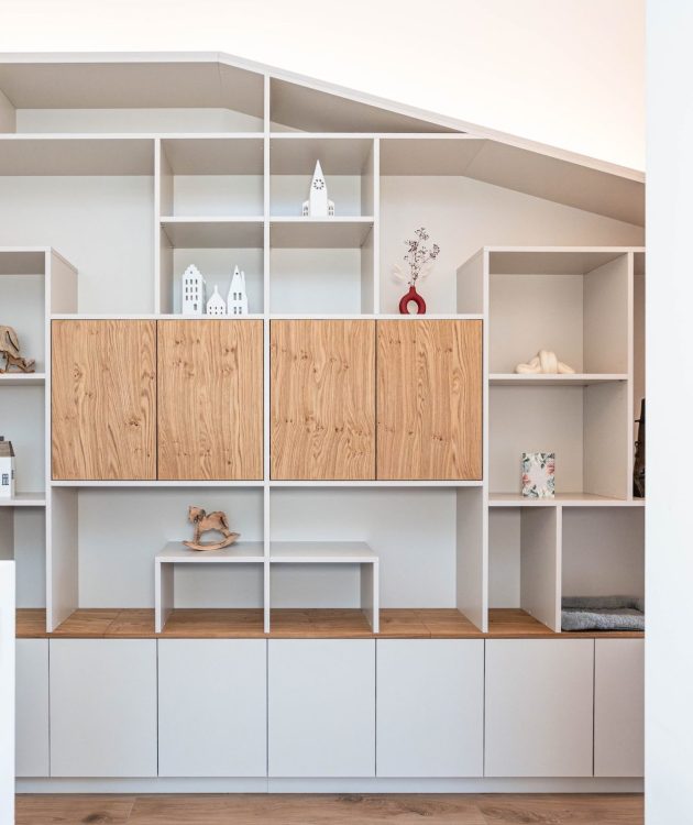 Hallway cabinet in beige with fresco doors in oak