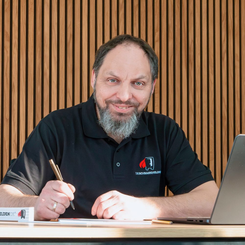 Portrait of a Cabinetheroes partner from Rostock planning at the table