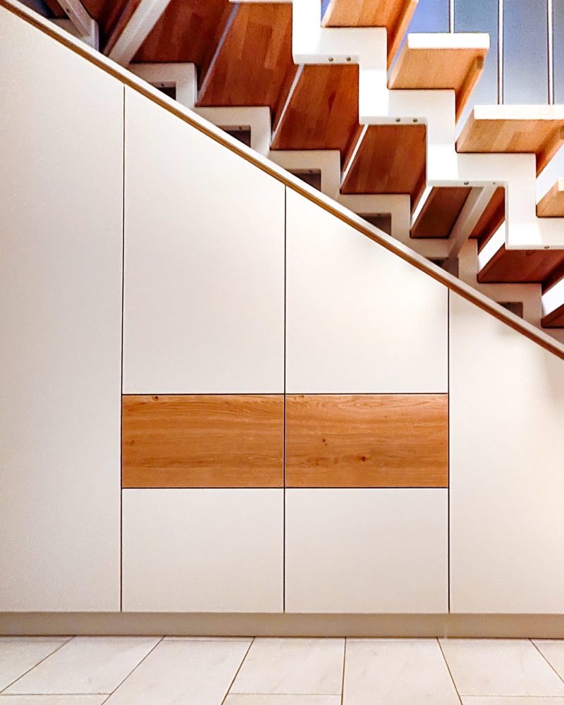 Staircase cupboard white with oak elements