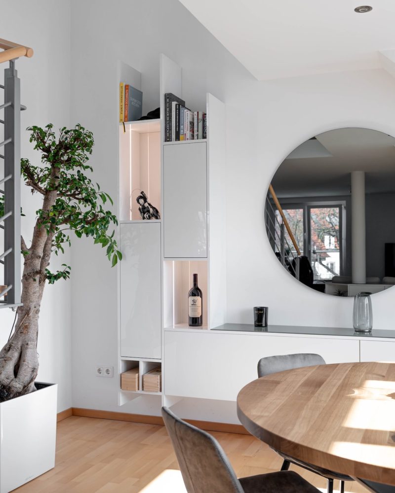 White high-gloss wall unit in open-plan living room with white high-gloss wall unit
