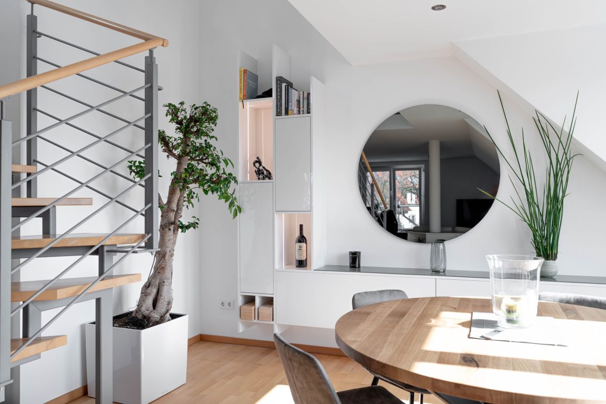 White high-gloss wall unit in open-plan living room with white high-gloss wall unit