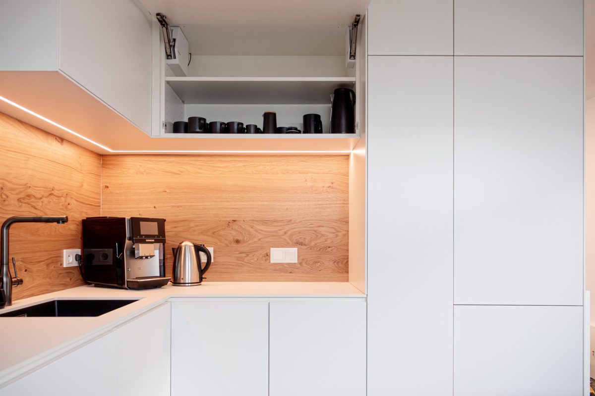 Handleless kitchen with LED